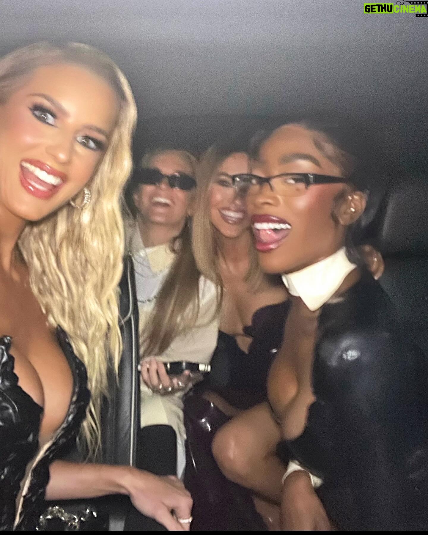 Emma Hernan Instagram - People’s Choice Awards. 🖤 @peopleschoice . . . #sellingsunset #sellingsunsetnetflix #peopleschoiceawards #peopleschoice #fashion #sellingsunsetfashion
