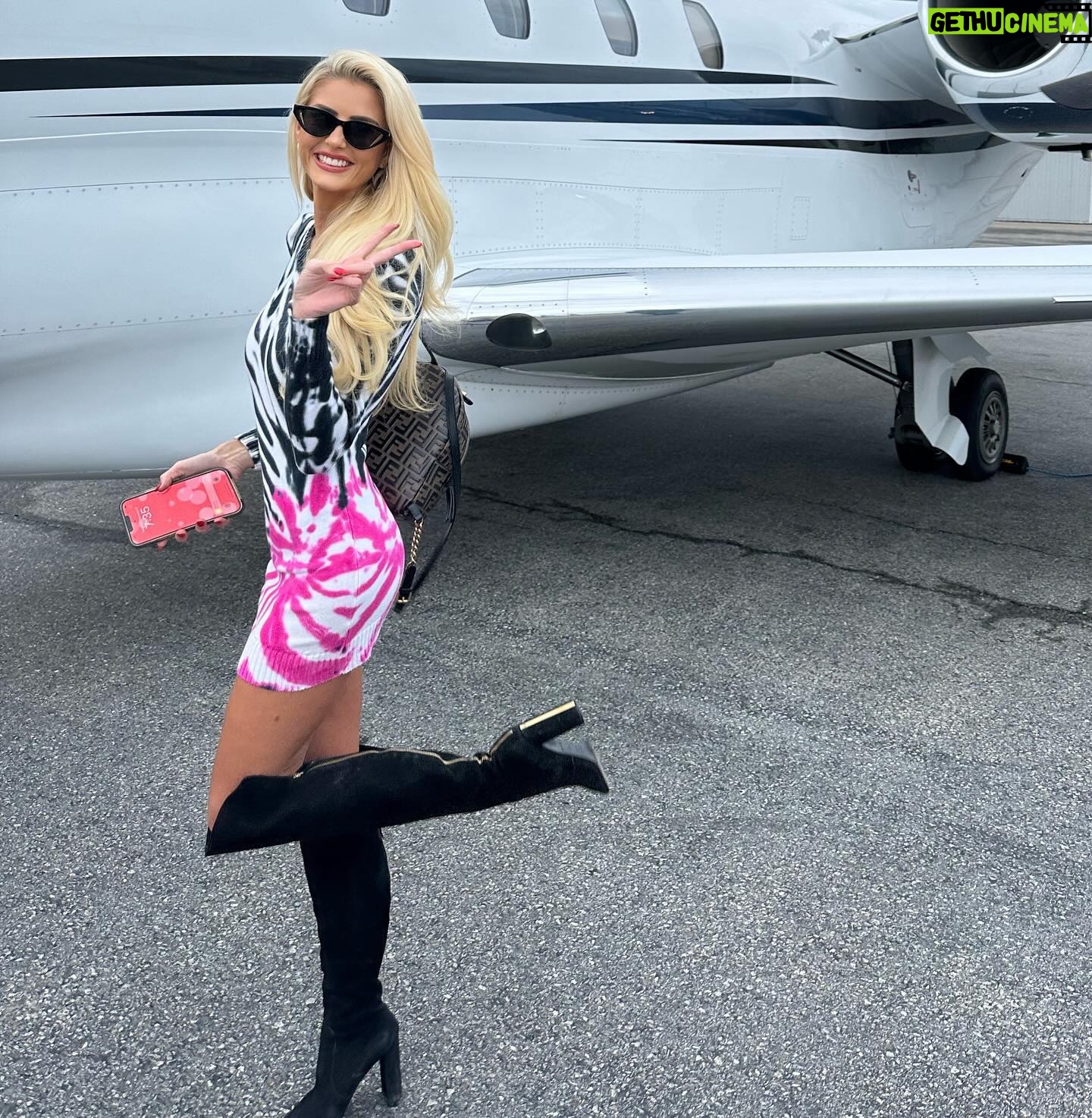 Emma Hernan Instagram - Thank you everyone for the b-day wishes, such a special bday with my fam & friends down here in the Bahamas ๐๏ธ๐ Wishing everyone a Happy New Year ๐ . . . #islandgirl #islandlife #bahamas #sellingsunset #sellingbahamas #bikinioftheday