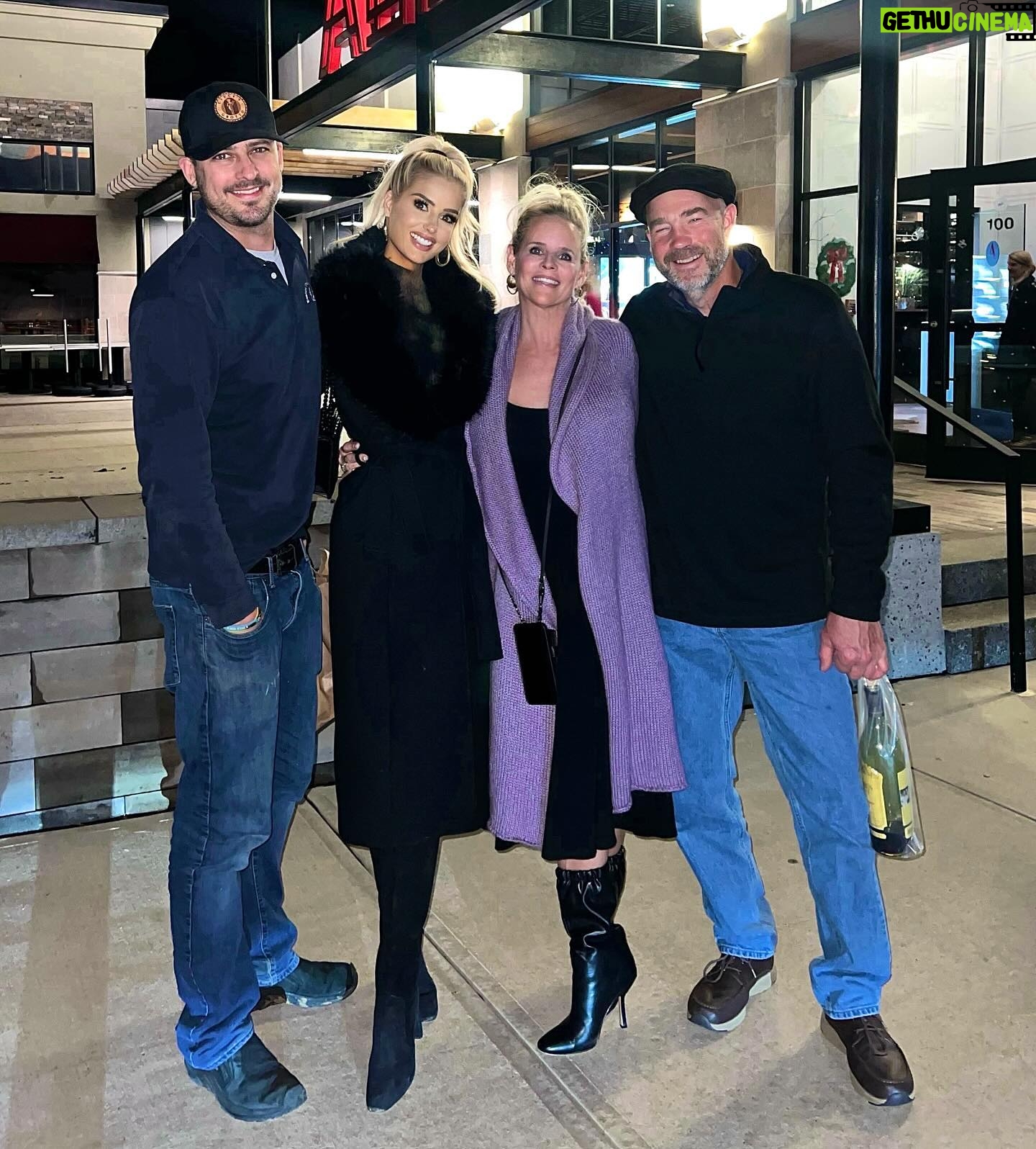 Emma Hernan Instagram - Boston fam time is my fav time🥰🫶🏼 … Merry Christmas from me and the fam to you all! Boston it’s been a blast now flying off tomorrow morning for my bday vacation! ✈️ Can you guess where I am going?! Hint: 👙
