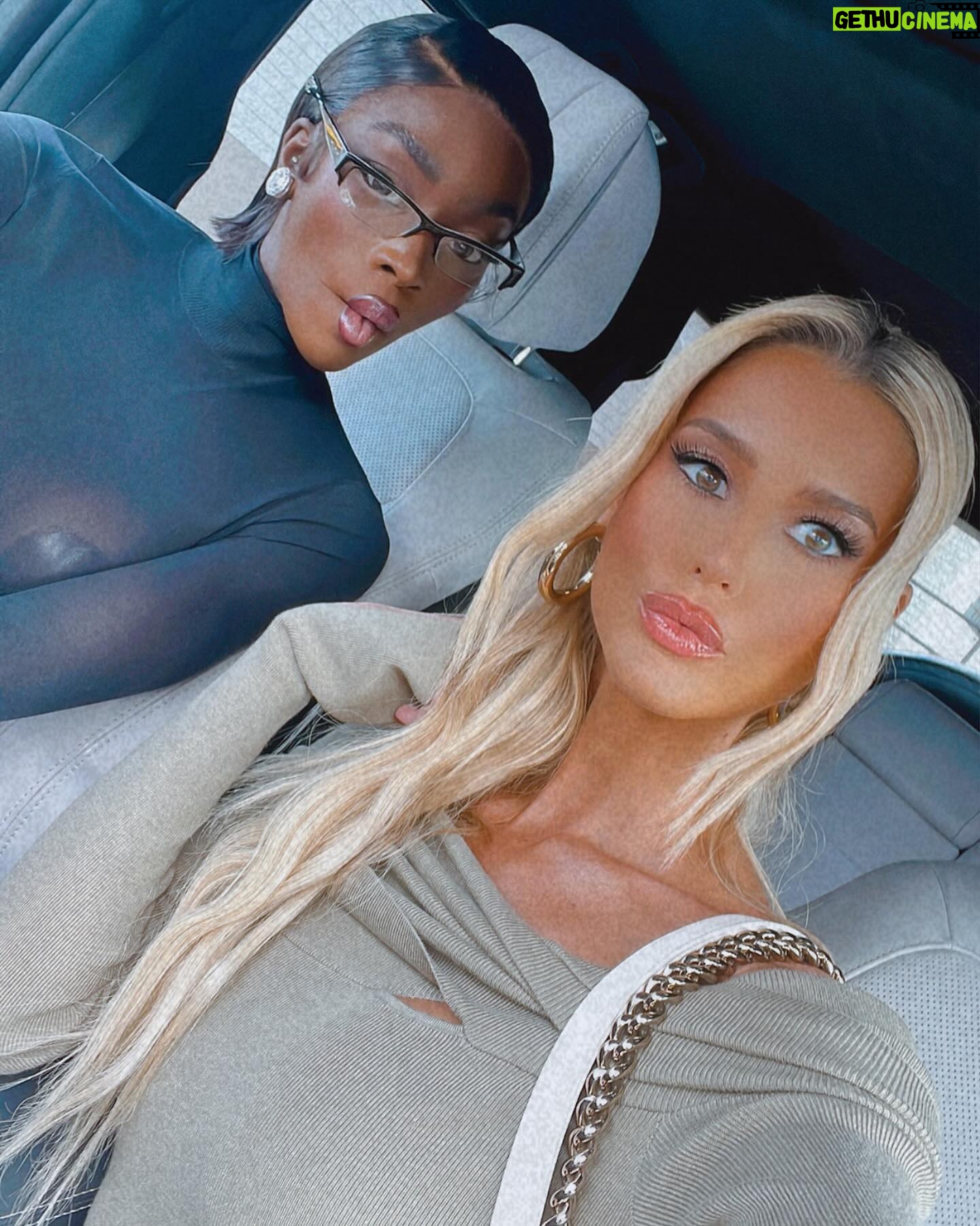 Emma Hernan Instagram - Find a best friend that makes the simple things like crossing the street as fun as @chelsealazkani does for me!! #rideordie 👯♀️❤️🫶🏼 . . #sellingsunset #sellingsunsetnetflix #bestfriends #fashion #makeup #hairinspo
