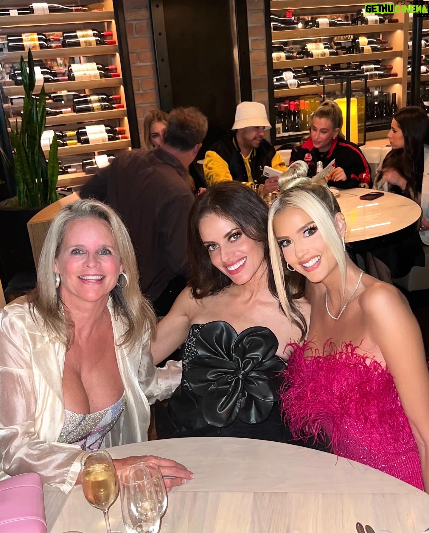 Emma Hernan Instagram - Girls night hits different when mama bear is in town!π₯Ήπ«ΆπΌπ₯°ππΌπ»π₯°β¦ swipe to see how the night started and ended π