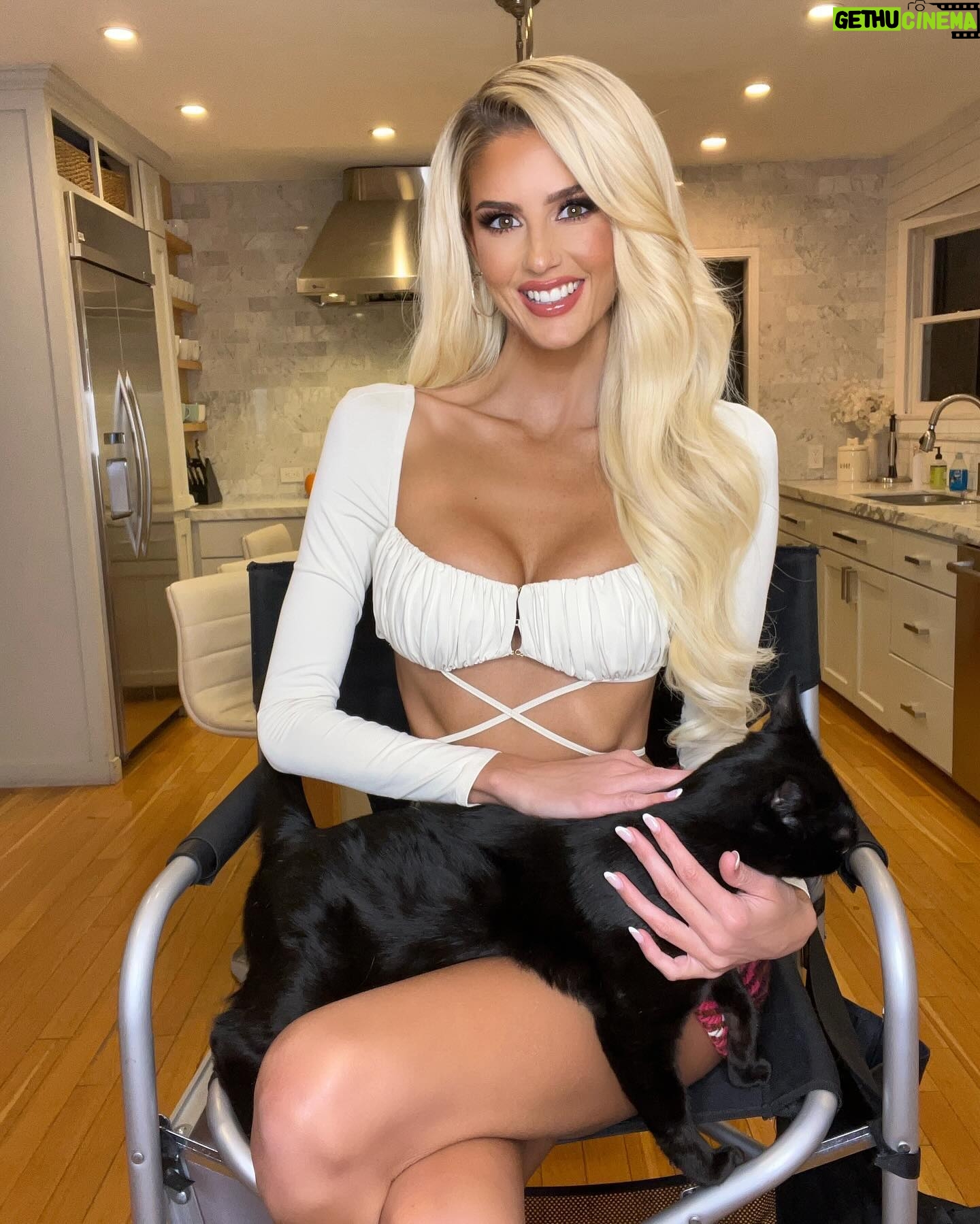 Emma Hernan Instagram - Raining day glam pic in LA 🌧️ Hope this brightens your day ☀️.. swipe to see my kitty 🐈⬛ . . #sellingsunset #sellingsunsetnetflix #glam #glammakeup #makeup #cats #kittenlovers