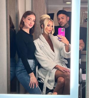 Emma Hernan Instagram - Behind the scenes from the reunion airing TONIGHT!!! 🎥 🫖🍿🤗❤️💃🏼🤗😉