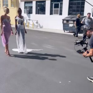 Emma Hernan Instagram - Behind the scenes from the reunion airing TONIGHT!!! 🎥 🫖🍿🤗❤️💃🏼🤗😉