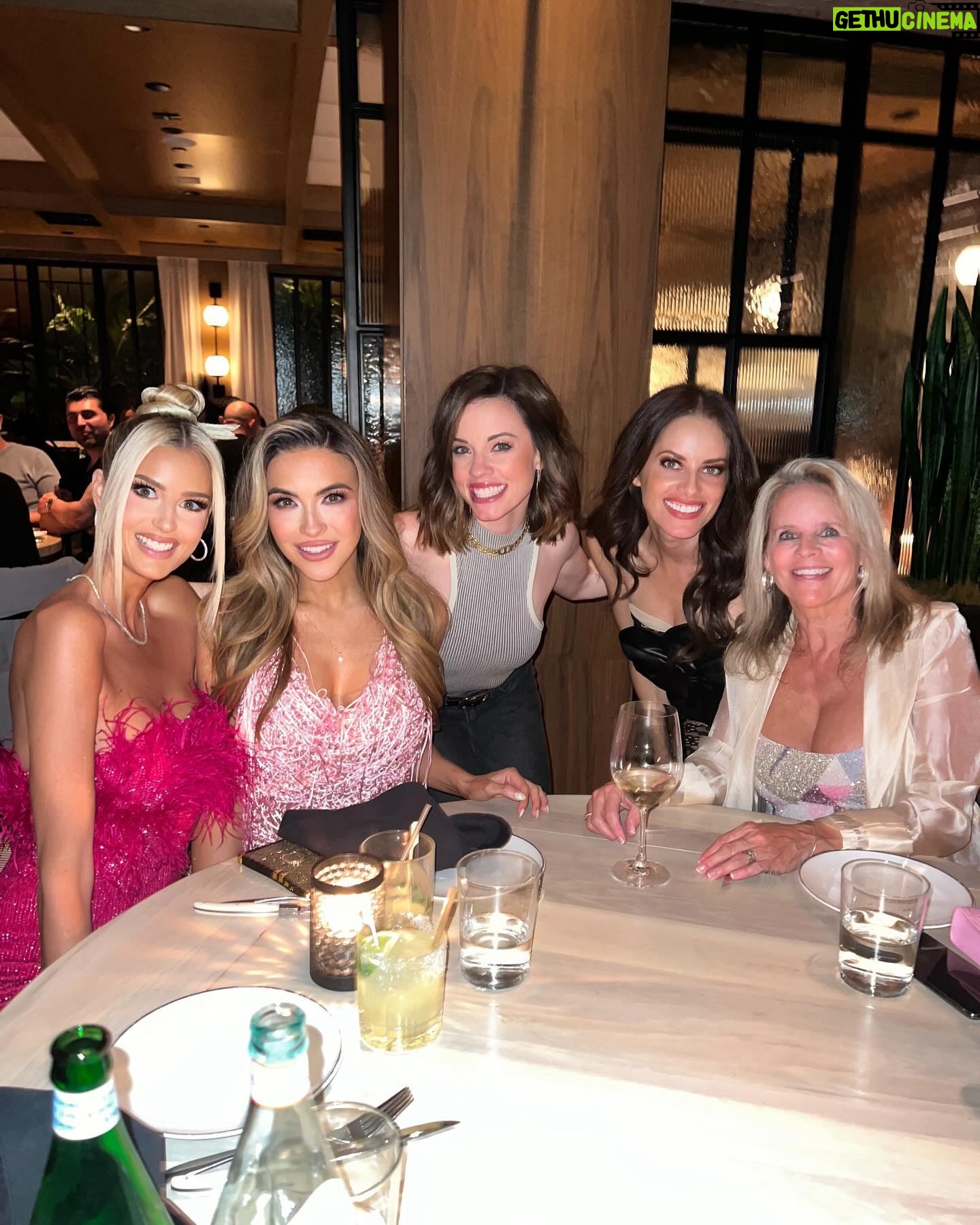 Emma Hernan Instagram - Girls night hits different when mama bear is in town!π₯Ήπ«ΆπΌπ₯°ππΌπ»π₯°β¦ swipe to see how the night started and ended π
