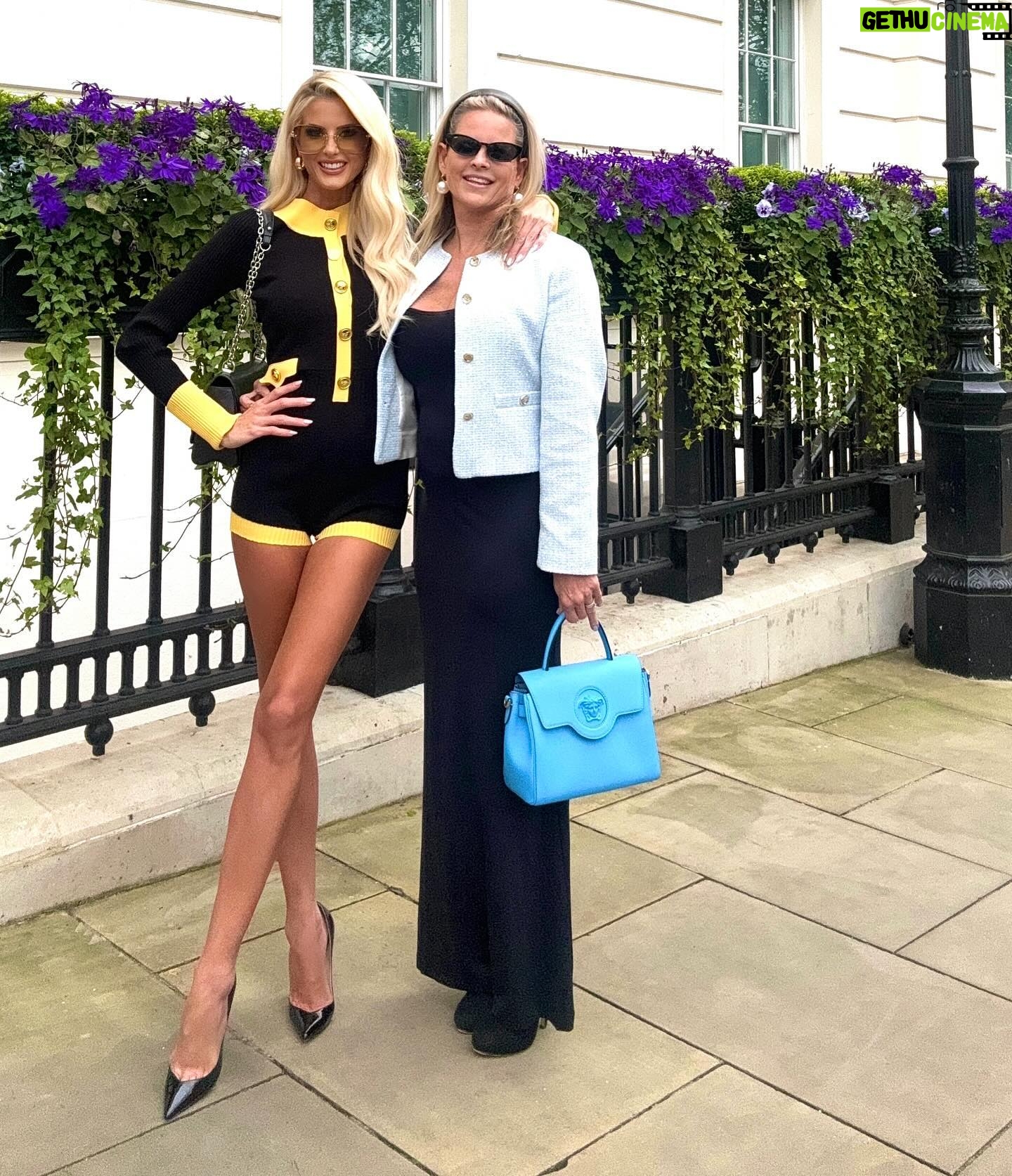 Emma Hernan Instagram - Hello London ☎️😍 … obsessed with this place! . . #sellingsunset #sellingsunsetnetflix #london #fashion #ootd #london🇬🇧 #bestfriends