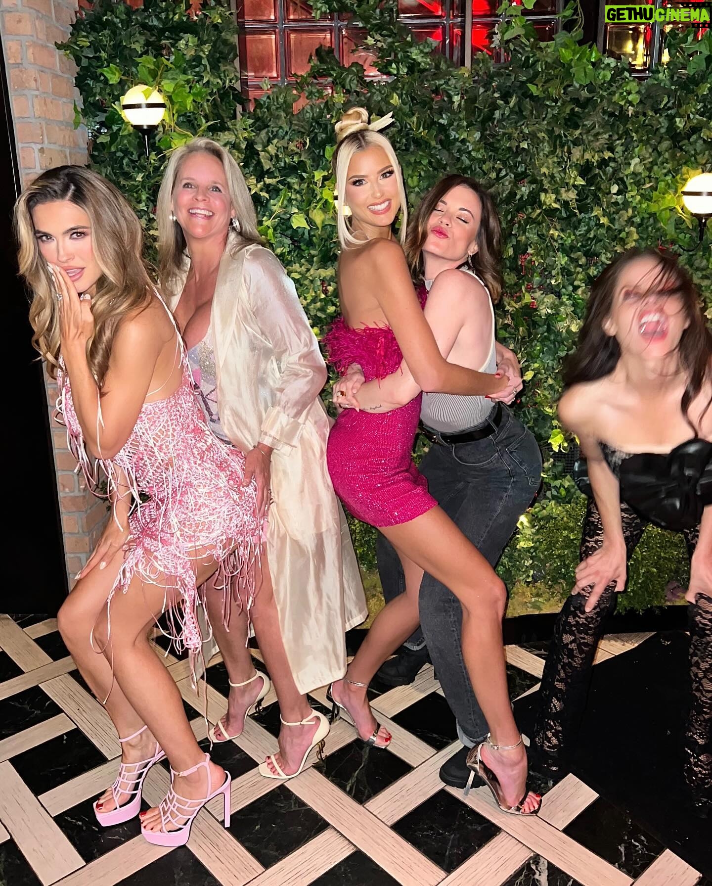 Emma Hernan Instagram - Girls night hits different when mama bear is in town!π₯Ήπ«ΆπΌπ₯°ππΌπ»π₯°β¦ swipe to see how the night started and ended π
