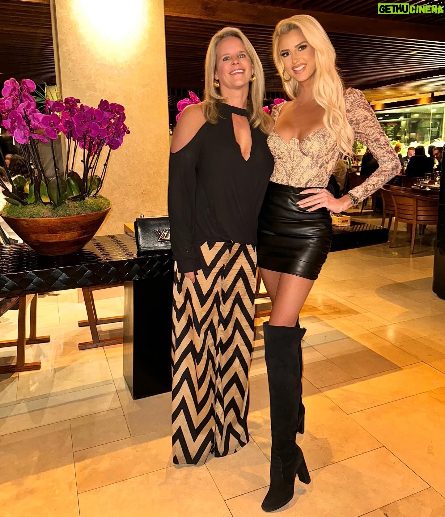 Emma Hernan Instagram - Hello London ☎️😍 … obsessed with this place! . . #sellingsunset #sellingsunsetnetflix #london #fashion #ootd #london🇬🇧 #bestfriends