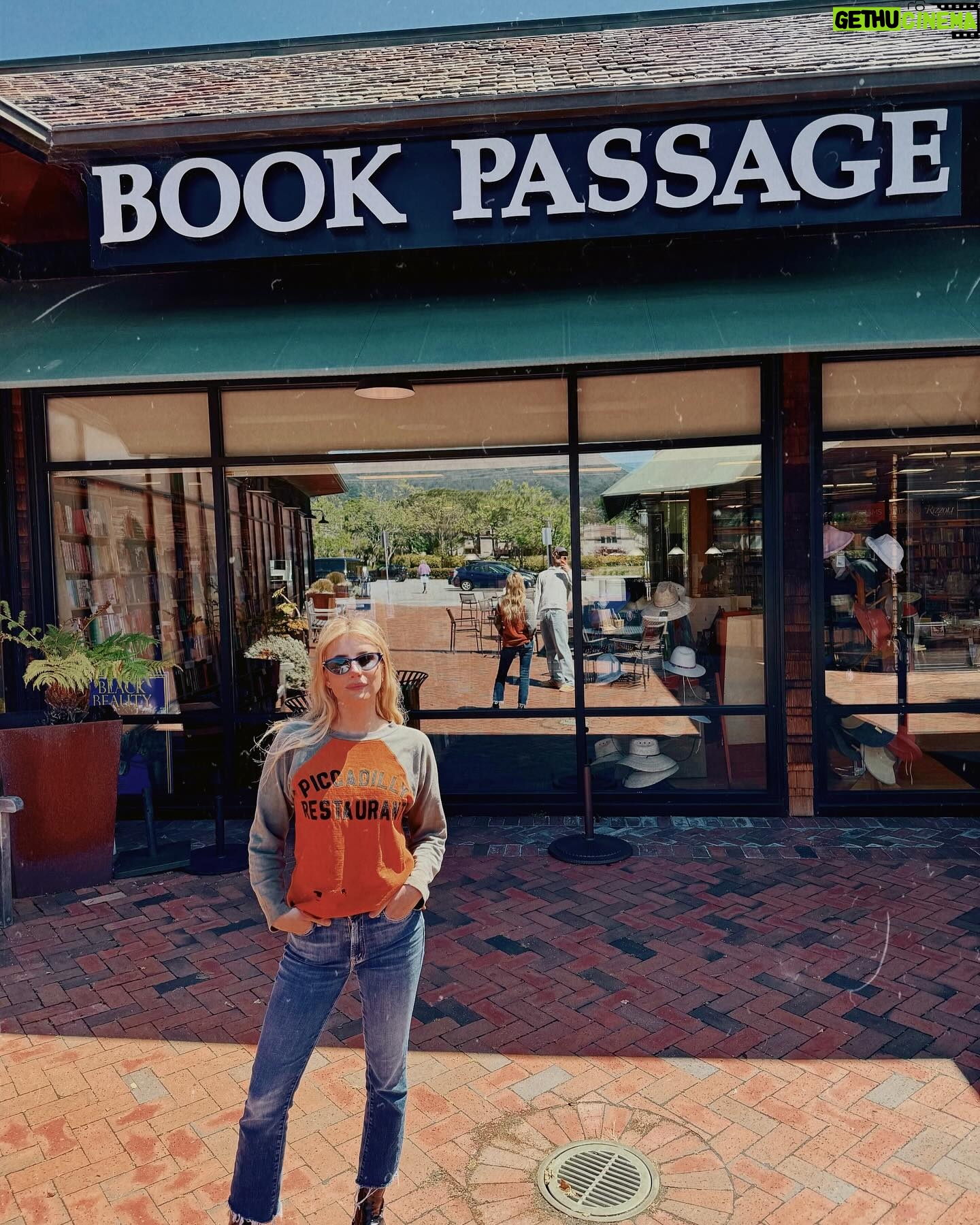 Emma Roberts Instagram - INDIE BOOKSTORE HIGHLIGHT 🌟 Book Passage in San Francisco. @bookpassage laid claim to the title of the “Bay Area’s Liveliest Bookstore” years ago when it began hosting more than 800 author events per year. We love this store and included Emma’s book haul xo
