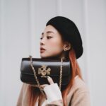 Emma Wu Instagram - 這邊🙋🏻‍♀️ 難得一見這樣的我 是冬天溫柔的法式小姊姊🏯⋯⋯ 是正要出門的鋼琴家教🎹⋯⋯ 或者還沒畢業的時尚系大學生🧵⋯ （請選擇🙇🏻‍♀️🙇🏻‍♀️🙇🏻‍♀️ @toryburch #toryburch #toryburchLNYcollection