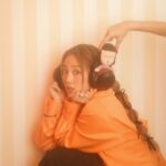 Emma Wu Instagram - #GIRLSTALK封面人物 #文末抽拍立得 一雙彷彿能把你看透徹的圓圓大眼、可愛活潑又古靈精怪的個性，在五光十色的演藝圈中，GEmma 吳映潔（鬼鬼）一直忠於自我，堅持走自己的路，是線上很有辨識度的藝人，主持、演戲、唱跳等各領域皆有她的身影，斜槓已經不足以形容鬼鬼的發展，如此全方位的她，始終覺得：「無論活到幾歲都還是有很多可以學習的東西，沒做過永遠不知道自己還有什麼潛力！」鬼鬼的演藝之路就是由她抱持著這樣的信念，一步一步走出來，出道至今她仍不斷在升級，讓大家把吳映潔這個名子永遠烙印在腦海裡！ ✨完整專訪連結在IG主頁🔗 Cover star／GEmma 吳映潔 @gemma_811 Creative Director＆interview／Cynthia @cynthia.huang_ Photographer／Henry @hellohenryboy Stylist／Tiffany @its_yiling Makeup Artist／依澄 Mika @tsaimika Hairstyllst／Pauline （Flux) @paulinehairflux Fashion By／Longchamp @longchamp , MSGM @msgm , Maje @majeparis , Sandro @sandroparis Jewelry by ／APM Monaco @apmmonaco 💡 如何獲得「GEmma吳映潔簽名拍立得」？ 1.按讚此貼文並追蹤 @girlstalk.tw 2.在此貼文TAG一位好友，並隨意留言 3.中獎後請於24小時內私訊GIRLSTALK的IG，逾期將會失去中獎資格 4.共抽出3人 🕒活動時間：即日起～2024/05/21 11:59 🔔公佈時間：2024/05/22 👉🏻追蹤 @girlstalk.tw 關注所有最新消息⚡️ #GEmma #吳映潔 #鬼鬼 #專訪