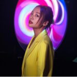 Emma Wu Instagram - 小米這次跟徠卡攜手打造的… 「Xiaomi 14 Ultra」新一代行動光學鏡頭💫 只要打開『大師人像』模式 就可以輕而一舉拍出時尚大片 還有『街拍』模式 讓我能在0.7秒內即時抓拍… 捕捉WULALA 呆萌的瞬間😻😻😻 快來「Xiaomi 尋光而來」光影藝術展 就在華山1914文化創意園區（到3/24喔 快去體驗快去玩耍🙌🏼 #每一鏡_皆傳奇 #Xiaomi_14_Ultra #第五張開始都是用14Ultra #沒有騙你要相信我 #最後一張有驚喜🤪 #覺得很厲害請給💫💫💫