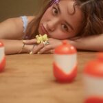 Emma Wu Instagram - #GIRLSTALK封面人物 #文末抽拍立得 一雙彷彿能把你看透徹的圓圓大眼、可愛活潑又古靈精怪的個性，在五光十色的演藝圈中，GEmma 吳映潔（鬼鬼）一直忠於自我，堅持走自己的路，是線上很有辨識度的藝人，主持、演戲、唱跳等各領域皆有她的身影，斜槓已經不足以形容鬼鬼的發展，如此全方位的她，始終覺得：「無論活到幾歲都還是有很多可以學習的東西，沒做過永遠不知道自己還有什麼潛力！」鬼鬼的演藝之路就是由她抱持著這樣的信念，一步一步走出來，出道至今她仍不斷在升級，讓大家把吳映潔這個名子永遠烙印在腦海裡！ ✨完整專訪連結在IG主頁🔗 Cover star／GEmma 吳映潔 @gemma_811 Creative Director＆interview／Cynthia @cynthia.huang_ Photographer／Henry @hellohenryboy Stylist／Tiffany @its_yiling Makeup Artist／依澄 Mika @tsaimika Hairstyllst／Pauline （Flux) @paulinehairflux Fashion By／Longchamp @longchamp , MSGM @msgm , Maje @majeparis , Sandro @sandroparis Jewelry by ／APM Monaco @apmmonaco 💡 如何獲得「GEmma吳映潔簽名拍立得」？ 1.按讚此貼文並追蹤 @girlstalk.tw 2.在此貼文TAG一位好友，並隨意留言 3.中獎後請於24小時內私訊GIRLSTALK的IG，逾期將會失去中獎資格 4.共抽出3人 🕒活動時間：即日起～2024/05/21 11:59 🔔公佈時間：2024/05/22 👉🏻追蹤 @girlstalk.tw 關注所有最新消息⚡️ #GEmma #吳映潔 #鬼鬼 #專訪