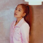 Emma Wu Instagram - 冬至聖誕預備備起🩷🩷🩷 Makeup artist @tsaimika Hairstylist @paulinehairflux Stylist @arvi1002 Photo by @balloontom @courreges @arthausofficial @swarovski @charleskeith_tw