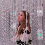 Emma Wu Instagram – 來到一個充滿神奇感受的地方 🪐✨
每一個區域都讓我流連忘返
亮晶晶的世界 
一直旋轉的世界
軟軟黑黑的世界 
腳踩在水裡跟魚還有櫻花的世界 
花花草草的世界
神秘石頭的世界 
變來變去的球球世界
讓我一直回味的世界🫶🏼🩷💫
@teamlab.planets 
#到現在一直回味
#真的超級推薦你們去
#teamlabplanets 
#toyosu
#PRIG