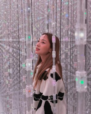 Emma Wu Instagram - 來到一個充滿神奇感受的地方 🪐✨
每一個區域都讓我流連忘返
亮晶晶的世界 
一直旋轉的世界
軟軟黑黑的世界 
腳踩在水裡跟魚還有櫻花的世界 
花花草草的世界
神秘石頭的世界 
變來變去的球球世界
讓我一直回味的世界🫶🏼🩷💫
@teamlab.planets 
#到現在一直回味
#真的超級推薦你們去
#teamlabplanets 
#toyosu
#PRIG