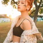Emma Wu Instagram - 最近常常做夢… 夢到同一個人😵‍💫😵‍💫😵‍💫 每次他在夢裡都不說話 只是默默在旁邊看著我 這裡有解夢專家嗎？？ #圖文不符 #以為來到加拿大🍁 #tommyhilfigertaiwan #tommyjeans @tommyhilfiger