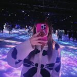Emma Wu Instagram – 來到一個充滿神奇感受的地方 🪐✨
每一個區域都讓我流連忘返
亮晶晶的世界 
一直旋轉的世界
軟軟黑黑的世界 
腳踩在水裡跟魚還有櫻花的世界 
花花草草的世界
神秘石頭的世界 
變來變去的球球世界
讓我一直回味的世界🫶🏼🩷💫
@teamlab.planets 
#到現在一直回味
#真的超級推薦你們去
#teamlabplanets 
#toyosu
#PRIG