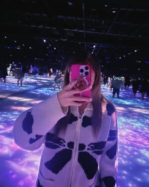 Emma Wu Instagram - 來到一個充滿神奇感受的地方 🪐✨
每一個區域都讓我流連忘返
亮晶晶的世界 
一直旋轉的世界
軟軟黑黑的世界 
腳踩在水裡跟魚還有櫻花的世界 
花花草草的世界
神秘石頭的世界 
變來變去的球球世界
讓我一直回味的世界🫶🏼🩷💫
@teamlab.planets 
#到現在一直回味
#真的超級推薦你們去
#teamlabplanets 
#toyosu
#PRIG
