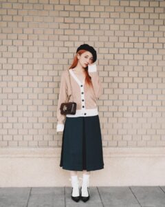 Emma Wu Instagram - 這邊🙋🏻‍♀️ 難得一見這樣的我 是冬天溫柔的法式小姊姊🏯⋯⋯ 是正要出門的鋼琴家教🎹⋯⋯ 或者還沒畢業的時尚系大學生🧵⋯ （請選擇🙇🏻‍♀️🙇🏻‍♀️🙇🏻‍♀️ @toryburch #toryburch #toryburchLNYcollection