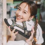 Emma Wu Instagram - Teva40週年生日快樂🎂🎂🎂 我的腳上穿的是90年代Original Alp Revive系列 顏色很可愛（有很多選擇喔！！ 穿起來像沒穿 （是很舒服的鞋底！！ 戶外活動日常穿搭都很適合 還有一個有重點🙌🏼 Teva涼鞋的織帶都是使用可再回收 可再生100%環保紗線製造 「環保永續」讓我們更可以好好保護地球🌍 @teva_tw #TEVATW #TEVA40th #ORIGINALALPREVIVE #ORIGINALUNIVERSALREVIVE #冒險永不退潮 #喜歡請按讚留言加小飛機