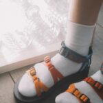 Emma Wu Instagram - Teva40週年生日快樂🎂🎂🎂 我的腳上穿的是90年代Original Alp Revive系列 顏色很可愛（有很多選擇喔！！ 穿起來像沒穿 （是很舒服的鞋底！！ 戶外活動日常穿搭都很適合 還有一個有重點🙌🏼 Teva涼鞋的織帶都是使用可再回收 可再生100%環保紗線製造 「環保永續」讓我們更可以好好保護地球🌍 @teva_tw #TEVATW #TEVA40th #ORIGINALALPREVIVE #ORIGINALUNIVERSALREVIVE #冒險永不退潮 #喜歡請按讚留言加小飛機