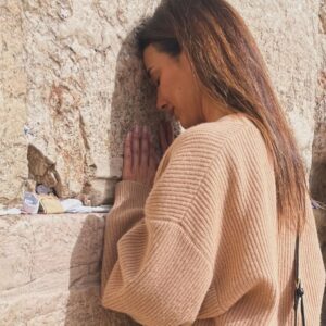 Emmanuelle Chriqui Instagram - Shabbat Shalom from the Western Wall in Jerusalem..praying for the hostages to come home, for the war and suffering to end and having peace prevail. I am praying for my loved ones and I am just saying THANK YOU for all the  blessings in my life. Being in Israel at this time after 20 years has filled my heart and soul. More to come from my incredible week here. Wishing you all a beautiful weekend ahead. #shabbatshalom❤️ #happyfriday
