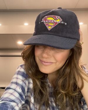 Emmanuelle Chriqui Instagram - Today marks the last day of filming the series @cwsupermanandlois  What a wild ride these last 4 years have been. We have weathered so much from COVID to Strikes and everything in between. We truly became a family. The cast and crew of this show are what dreams are made of. I am endlessly grateful for this exceptional journey. Thank you to our incredible showrunners and writers for giving us all something to chew on. I love you all so much and will carry you in my heart always. Special shout out to our fans that have supported us and cheered us on from the beginning. I think this final season will knock your socks off! 
That’s a wrap 🙏🏽❤️