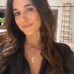Emmanuelle Chriqui Instagram - Happy Friday and of course Shabbat Shalom!  I am all layered up in @brookerayn - my newest obsession is a gold pendant of Israel with the Star of David at its heart.. really where my heart is these days. @brookerayn has such beautiful jewelry, definitely check out her line. 
Wishing you and yours a great weekend ahead 🙏🏽❤️