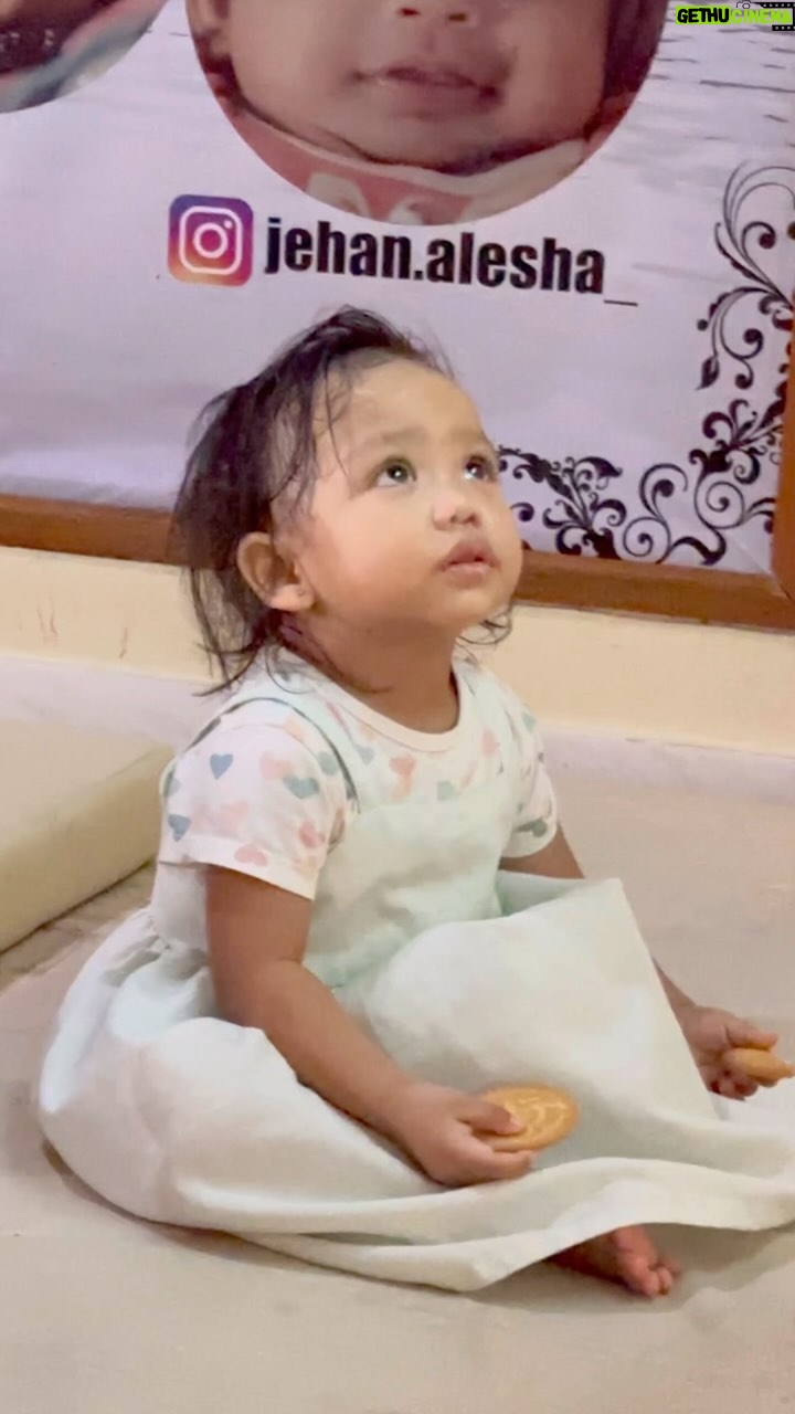 Emmanuelle Cureau Instagram - Il y a quelque jours je me suis rendue chez @bali.babyhome pour prendre connaissance de leur organisation et comprendre comment les aider . Bali baby home c’est quoi ? C’est un foyer d’accueil qui en 3 ans a recueilli plus de 80 bébés et nourrissons pour leur offrir une chance de survie . Ici à bali les naissances hors mariage ne sont pas accepté socialement et l’avortement est qu’à lui illégal . Désemparées face à la situation certaines mères n’ont pas d’autre choix que de céder leur enfants pour ne pas se retrouver renier de leur famille , leur village , sans travail avec un conjoint qui a déjà fuit . C’est parfois une phase de transition en attendant qu’elles puissent construire une vie plus stable mais c’est parfois aussi pour une durée indéterminée , sans savoir si elles viendront un jour les chercher . Burhan ancien guide francophone à d’abord recueilli un enfant , puis un autre jusqu’à ce que sa propre maison devienne ce foyer . La structure a aujourd’hui plus 40 enfants à charge ( divisé entre le foyer de Java et celui de Bali ) Pas d’aide gouvernementale , pas de couverture sociale . Les frais mensuels sont énormes . Je me suis rendue sur place pour voir de propres mes yeux . Je fu rassurée de voir les enfants nourris , soignés et bien entourés. Mais Les conditions restent rudimentaires . L’argent manque évidement , Tous les dons sont bienvenus . Cependant avec à l’aide de @weirdkidtravels nous avons déjà voulu répondre à la demande immédiate. De quoi avez vous besoins là de suite ? Burhan nous a répondu , des ventilateurs et des lits séparés pour l’hygiène des nourrissons . La cagnotte servira donc à ces achats . Le montant total est estimé à environ 850€ . Facture à l’appuie . Je suis sûre qu’à nous tous nous pouvons facilement y parvenir ! Il n’y a pas de petites sommes tous les dons comptent et aideront à équiper le foyer :) ➡️ Le lien est dans ma bio Insta Ensemble , rallumons nos cœurs 🤍🤜🏽🌟