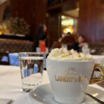 Emmanuelle Cureau Instagram – Aller à Vienne et commander un café viennois: 
Écouter les conversations autour, 
S’enivrer de cette ambiance de Noël, 
Sentir les odeurs de pâtisseries chaudes, 
Regarder la neige tomber par la fenêtre 

Être émue de ça … 
Merci la vie 💫😊