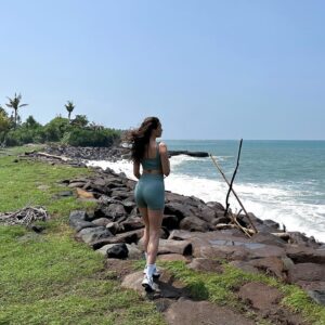 Emmanuelle Cureau Instagram - Premiers jours sur Bali … 🌴💕✨ Je découvre la ville de Canggu son effervescence, ces activités locales, ces brunchs tellement agréables ! Et son sens de la déco plutôt original, bien que personnellement j’aime beaucoup !! ( réf : La dernière photo😅 )