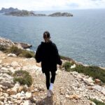 Emmanuelle Cureau Instagram - Cher 2024 , Je vais être très honnête avec toi , Je ne sais pas encore où on va Je fais partie de ces personnes qui se sentent dépasser par leur flow de pensées , de rêves et de projets . Il est souvent difficile de faire des choix , de renoncer ou d apprendre à se contenter quand on déborde d’envies et de passion pour la vie . Je te promets en tout cas de faire de mon mieux pour t’honorer, te remplir d’amour , de joie , de partage , de sourire et de bienveillance. Sache que quoi qu’il arrive j’ai foi en toi … 🫶🏽💫🤍 🪐