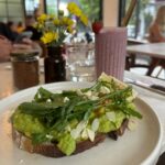 Emmanuelle Cureau Instagram – Premiers jours sur Bali … 🌴💕✨
Je découvre la ville de Canggu son effervescence, ces activités locales, ces brunchs tellement agréables ! 
Et son sens de la déco plutôt original, bien que personnellement j’aime beaucoup !! 
( réf : La dernière photo😅 )