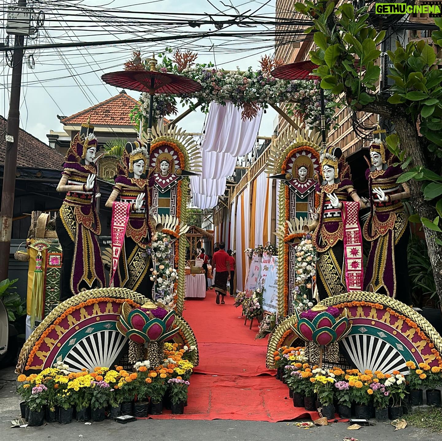 Emmanuelle Cureau Instagram - Premiers jours sur Bali … 🌴💕✨ Je découvre la ville de Canggu son effervescence, ces activités locales, ces brunchs tellement agréables ! Et son sens de la déco plutôt original, bien que personnellement j’aime beaucoup !! ( réf : La dernière photo😅 )