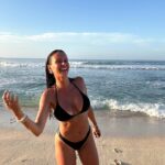 Emmanuelle Cureau Instagram – Quand je vois toutes les stories de Cannes il y a une part de moi qui aurait aimé en être . Comme chaque année d’ailleurs . 

J’ai eu la chance de faire des expériences incroyables avec l’influence mais j’avoue que Cannes ne s’est jamais proposé à moi . 

Ai -je suffisamment travaillé pour ça ? 
Je ne pense pense .

Je vois la période du festival dans la partie influence comme la récompense d’une année de travail , de création de contenu mode , beauté , de propositions de projets et une présence constante sur les réseaux . 

Je suis assez juste avec moi même pour avouer que je n’ai pas cette rigueur la . 

Je ne l’ai jamais eu . 

Je suis beaucoup trop dispersée à suivre mes envies et mes folies me laisser porter par la vie . 

C’est qu’au final ce festival n’était peu être pas si important sinon je me serais donné les moyens d’y accéder …

Je pense très sincèrement que je fais partie de ces personnes aux multiples facettes et j’ai beaucoup de mal à n’en nourrir qu’une seule . 

J’aime l’influence, la mode , la beauté , le fitness , les bijoux, la danse , la photo, le développement personnel , la spiritualité, le voyage , les animaux , les discussions profondes , les accompagnements, la lecture , les soirées mondaines et les balades en nature 

Tout ça c’est moi et qu’est ce que je fais de ça ? 

J’aimerais trouver LE PROJET / LE CONCEPT qui honore toutes ces parts de moi 🌟

Cela fait des mois que j’y réfléchis , j’ai passé soirées entières sur mes carnets et des dizaines de réveil le cœur serré . 

J’ai passé tellement de temps à chercher que j’accepte aujourd’hui de ne pas trouver ; 

C’est ok de ne pas savoir vraiment ou aller , de ne pas avoir encore de reel projet à concrétiser . 

J’accepte d’être dans cette période de flou artistique et plutôt que de me contracter , j’ai décidé de lâcher pour laisser venir les opportunités… 

Et en attendant aller voir cette part de moi qui veut absolument CRÉER quelque chose . 
Est ce celle qui a peur de stagner ? 
A – t’elle peur d’être juger ? 
Ou bien essaie t-elle de compenser ? 
[…]
 
Bon FIF à vous les copines vous l’avez bien mérité :)
Des bisous de cette île aux 1000 énergies ✨🐚