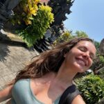 Emmanuelle Cureau Instagram – Premiers jours sur Bali … 🌴💕✨
Je découvre la ville de Canggu son effervescence, ces activités locales, ces brunchs tellement agréables ! 
Et son sens de la déco plutôt original, bien que personnellement j’aime beaucoup !! 
( réf : La dernière photo😅 )