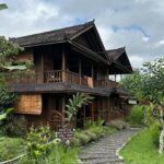 Emmanuelle Cureau Instagram - Retour sur ma retraite de silence à Bali avec @balisilentretreat Je vous avoue que j’avais sous estimé la tâche et la puissance du concept . C’est un arc en ciel d’émotions dans leurs versions les plus intenses . Je suis passée de la colère , à la tristesse, à la joie puis la gratitude en seulement quelques jours . C’est à mon sens un accélération de Guérison et de libération. C’est soi avec soi . Plus rien autour . Pas la peine d’essayer de fuir ou nier la force du silence finit toujours par nous rattraper. C’était loin d’être facile mais je suis fière de l’avoir fait ! 🤍
