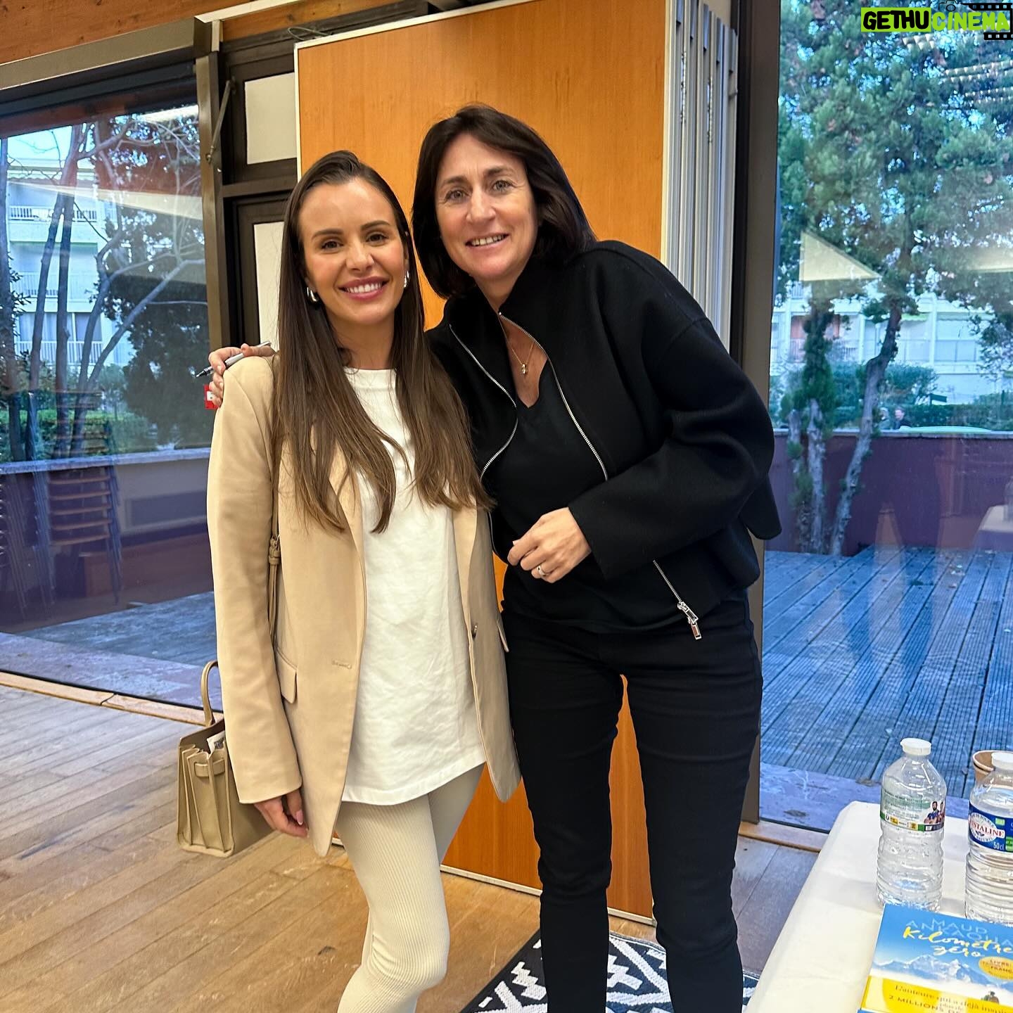 Emmanuelle Cureau Instagram - Et si la vie avait de meilleurs plans que ceux qu’on s’obstine à aller chercher ? Imaginez qu’en réalité on lutte, on s’acharne, on s’épuise à atteindre un rêve, un objectif mais qu’au fond on se fait que retarder le plan déjà tracé . Celui encore plus grand ?! Celui auquel la petite fille n’a même jamais osé rêvé ? Celui bien trop démesuré au regard de la société . Et si la l’Univers avait consciemment décidé de ne pas nous apporter ce dont on souhaite absolument car il estime qu’on mérite encore mieux … Est ce que notre petit ego d’humain serait assez fou pour lutter contre la Vie ? Sera t’il assez confiant pour enfin lâcher et se laisser porter ? « Le plan est toujours parfait » comme dirait une auteure que j’admire énormément 😃🤍✨