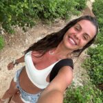 Emmanuelle Cureau Instagram – Cher Bali , 
Je ne me suis pas présentée .
Je m’appelle Emmanuelle , 
Je suis née il y’a quelques « petites » dizaines  années de ça à plusieurs milliers de km d’ici . 
J’ai longtemps cherché qui j’étais , rassure toi je ne vais pas te demander de m’aider . J’ai compris il n’y a pas si longtemps que j’étais une enfant de la Vie :  La Conscience , l’Amour , l’Infinie … enfin en réalité de là où je viens c’est encore un peu flou pour nous … 

Cette même puissance m’a amené jusqu’à toi, 
Ce serait une erreur de chercher le pourquoi . 
Je suis là :)

Promis, je ne vais pas te demander non plus de me sauver, de me changer , de me libérer ou que sais je encore …
Je m’y affaire déjà, du moins j’essaie . 

 En revanche je serais ravie de découvrir tes trésors si veux bien me les partager et surtout ceux invisibles pour les yeux … 

C’est avec tout ma reconnaissance et ma gratitude que j’ouvre mon cœur à ce que tu voudra bien me donner . 
Et peut être qu’on deviendra très amies qui sait :) 

 💕🌴🌊✨