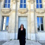 Emmanuelle Cureau Instagram - Je suis dans une humeur massacrante Raison apparente ? Aucune Je suis fatiguée, énervée , dépitée de tout et tout ce qui m’entoure. Plus n’a de sens et plus rien ne m’anime ! Il paraît que ce sont les SPM Ça va passer… Ou pas ! Imagine je deviens comme tout ces cons que je ne supportais pas . Les défaitistes, les frustrés , les endormis , les envieux et pire ceux qui n’ont envie de rien ! Drôle de sort ! Comme si la vie voulait me faire le monde avec leurs lunettes .Elles sont si moches . Elles me donne mal au cœur. J’ai envie de vomir. C’est pas grave cela me fera une raison de plus pour me plaindre ! En même temps j’ai bien compris que je ne choisis pas sinon je ne serais pas là assise sur le banc des naufragés, à déblatérer avec vous . J’expérimente une fois de plus un passage vraiment pas dingue . De merde disons le ! Je lache prise . Aujourd’hui c’est ça Demain se sera mieux ! Ou pas … :)