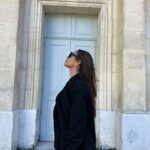 Emmanuelle Cureau Instagram - Je suis dans une humeur massacrante Raison apparente ? Aucune Je suis fatiguée, énervée , dépitée de tout et tout ce qui m’entoure. Plus n’a de sens et plus rien ne m’anime ! Il paraît que ce sont les SPM Ça va passer… Ou pas ! Imagine je deviens comme tout ces cons que je ne supportais pas . Les défaitistes, les frustrés , les endormis , les envieux et pire ceux qui n’ont envie de rien ! Drôle de sort ! Comme si la vie voulait me faire le monde avec leurs lunettes .Elles sont si moches . Elles me donne mal au cœur. J’ai envie de vomir. C’est pas grave cela me fera une raison de plus pour me plaindre ! En même temps j’ai bien compris que je ne choisis pas sinon je ne serais pas là assise sur le banc des naufragés, à déblatérer avec vous . J’expérimente une fois de plus un passage vraiment pas dingue . De merde disons le ! Je lache prise . Aujourd’hui c’est ça Demain se sera mieux ! Ou pas … :)