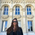 Emmanuelle Cureau Instagram - Je suis dans une humeur massacrante Raison apparente ? Aucune Je suis fatiguée, énervée , dépitée de tout et tout ce qui m’entoure. Plus n’a de sens et plus rien ne m’anime ! Il paraît que ce sont les SPM Ça va passer… Ou pas ! Imagine je deviens comme tout ces cons que je ne supportais pas . Les défaitistes, les frustrés , les endormis , les envieux et pire ceux qui n’ont envie de rien ! Drôle de sort ! Comme si la vie voulait me faire le monde avec leurs lunettes .Elles sont si moches . Elles me donne mal au cœur. J’ai envie de vomir. C’est pas grave cela me fera une raison de plus pour me plaindre ! En même temps j’ai bien compris que je ne choisis pas sinon je ne serais pas là assise sur le banc des naufragés, à déblatérer avec vous . J’expérimente une fois de plus un passage vraiment pas dingue . De merde disons le ! Je lache prise . Aujourd’hui c’est ça Demain se sera mieux ! Ou pas … :)