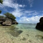 Emmanuelle Cureau Instagram – La plage de Padang Pandang Beach est une des plus connues d’Uluwatu car c’est ici que ce s’est tournée la  fameuse scène d’amour du film Mange , Prie , Aime . 
C’est loin d’être la plus jolie selon moi , cependant si vous souhaitez y faire un passage je vous conseille vraiment de ne pas vous arrêter à l’entrée de la plage mais de continuer la marche sur les rochers quelques mètres de plus loin , pour avoir accès à des paysages bien plus sauvages 🌴🌊🐚