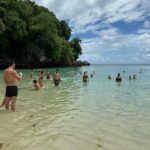 Emmanuelle Cureau Instagram – La plage de Padang Pandang Beach est une des plus connues d’Uluwatu car c’est ici que ce s’est tournée la  fameuse scène d’amour du film Mange , Prie , Aime . 
C’est loin d’être la plus jolie selon moi , cependant si vous souhaitez y faire un passage je vous conseille vraiment de ne pas vous arrêter à l’entrée de la plage mais de continuer la marche sur les rochers quelques mètres de plus loin , pour avoir accès à des paysages bien plus sauvages 🌴🌊🐚