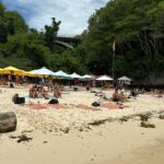 Emmanuelle Cureau Instagram – La plage de Padang Pandang Beach est une des plus connues d’Uluwatu car c’est ici que ce s’est tournée la  fameuse scène d’amour du film Mange , Prie , Aime . 
C’est loin d’être la plus jolie selon moi , cependant si vous souhaitez y faire un passage je vous conseille vraiment de ne pas vous arrêter à l’entrée de la plage mais de continuer la marche sur les rochers quelques mètres de plus loin , pour avoir accès à des paysages bien plus sauvages 🌴🌊🐚