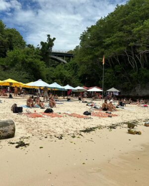Emmanuelle Cureau Instagram - La plage de Padang Pandang Beach est une des plus connues d’Uluwatu car c’est ici que ce s’est tournée la  fameuse scène d’amour du film Mange , Prie , Aime . 
C’est loin d’être la plus jolie selon moi , cependant si vous souhaitez y faire un passage je vous conseille vraiment de ne pas vous arrêter à l’entrée de la plage mais de continuer la marche sur les rochers quelques mètres de plus loin , pour avoir accès à des paysages bien plus sauvages 🌴🌊🐚