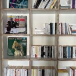 Emmanuelle Cureau Instagram - Bienvenue dans ma suite Littéraire chez @chouchouhotel ! 😁📚 J’adoré le concept de l’hôtel , des chambres aux inspirations différentes, un resto , bar , scène , emplacement idéal dans un de mes quartiers pref : Opera . Personnel hyper sympa ! Petit dej copieux ! C’est un 10/10 😁 * J’ai cru que mon Instagram c’était Tripadvisor ! Je me mets à écrire des grands avis critique 😂 Collaboration commerciale invitation 🫶🏽