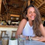 Emmanuelle Cureau Instagram - Hello Uluwatu 🏄🏽‍♀️🌴✨ 1- Ces beaux spots me donnent le sourire 2- La Healthy Life gros ! 3- Nouvelle maison pour 4 jours 4- J’avais du mal à me situer dans le monde 5- Les paysages sont dingos ici ! 6- Bali vibes en 1 photo . 7- Mon BFF de voyage . 8- Coconut Party 9- Ravi de la crèche ( ou de Bali) 10 - Premier sunset à Ulu ( comme ils disent 😅)