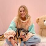 Emy LTR Instagram – Depuis bientôt 1 an, je vous partage ma passion pour la création et ça se concrétise ! 🥹
Aujourd’hui je vous annonce officiellement la date de sortie du site Kréapie.com
Et oui !! Dès le 18 avril à 17h00 vous pourrez précommander les pulls tricotés par @lesmainsdemamie et pleins d’autres surprises 🤭
Alors restez bien branchés car dans quelques jours vous pourrez vous aussi profiter de cette passion ❤‍🔥
Alors prêts à commander vos pulls?